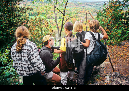 Docente istruisce sulla classe hike 'Beaver Valley' Ontario Canada Foto Stock