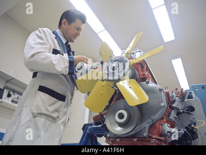 Tecnico che lavora su auto a motore Foto Stock