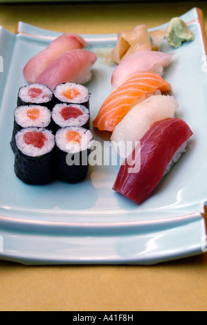 Una varietà di Sushi Sashimi e rotoli Foto Stock