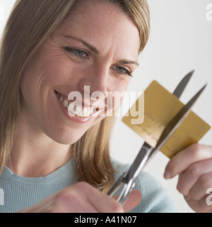 Donna taglio carta di credito Foto Stock