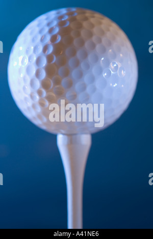 Primo piano della pallina da golf sul raccordo a T Foto Stock
