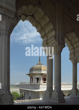 Gli archi e le cupole in Red Fort in Agra India con il Taj Mahal di distanza Foto Stock