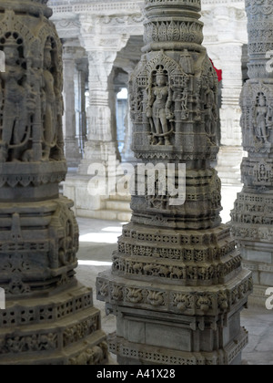 Intricati intarsi in pietra nel tempio Jain di Ranakpur in Rajasthan in India del Nord Foto Stock