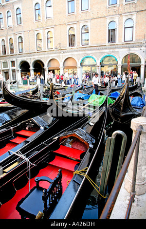 In attesa delle gondole vicino al Ponte di Rialto Venezia Italia e traffico in Gondola sul Canal Grande Foto Stock