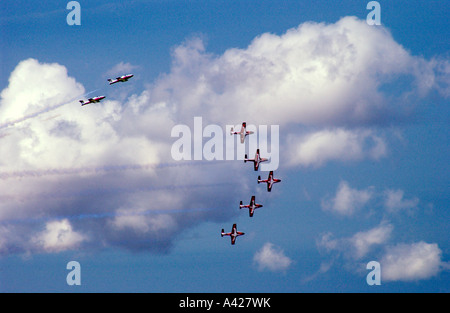 Le forze canadesi Snowbirds aria team acrobatico volare in formazione con le nuvole nel cielo. Foto Stock