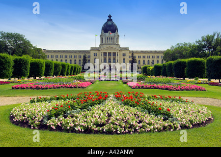 Formale di giardini di fiori e la provincia di Saskatchewan edifici legislativa in Regina Saskatchewan Canada Foto Stock