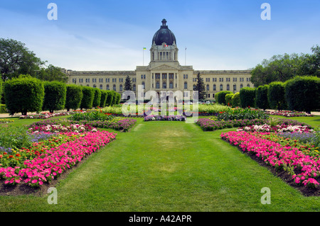 Formale di giardini di fiori e la provincia di Saskatchewan edifici legislativa in Regina Saskatchewan Canada Foto Stock