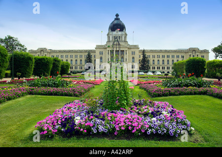 Formale di giardini di fiori e la provincia di Saskatchewan edifici legislativa in Regina Saskatchewan Canada Foto Stock