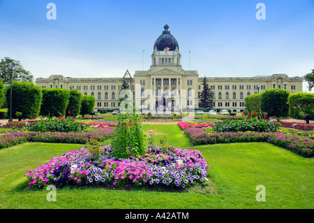 Formale di giardini di fiori e la provincia di Saskatchewan edifici legislativa in Regina Saskatchewan Canada Foto Stock