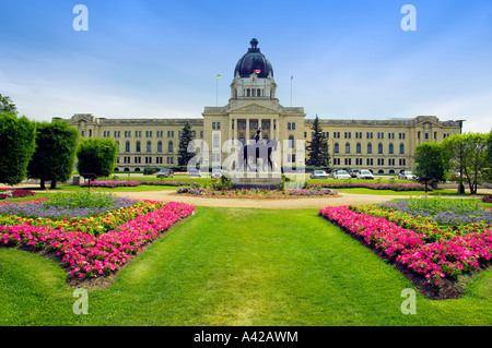 Formale di giardini di fiori e la provincia di Saskatchewan edifici legislativa in Regina Saskatchewan Canada Foto Stock