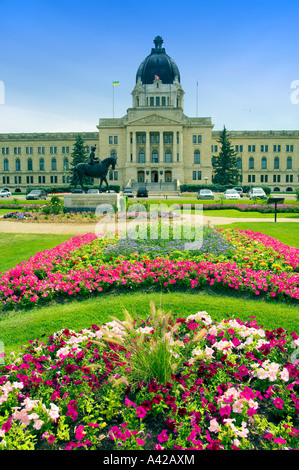 Formale di giardini di fiori e la provincia di Saskatchewan edifici legislativa in Regina Saskatchewan Canada Foto Stock