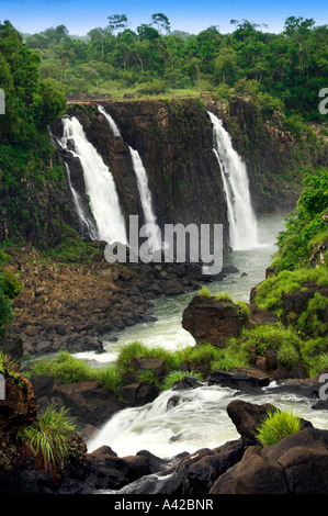 Il Iguassu Falls e il Iguassu river gorge come visto dal lato Brasiliano Foto Stock
