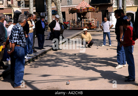 Provenza uomo uomini Petanque jeux sfera boule bocce Foto Stock