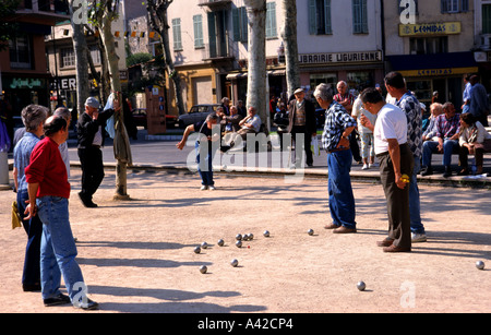 Provenza uomo uomini Petanque jeux sfera boule bocce Foto Stock