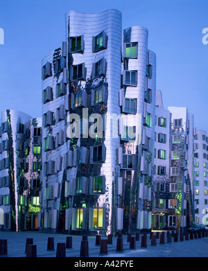 Duesseldorf edificio futuristico da architetto Frank Gehry o Neuer Zollhof Medienhafen Foto Stock