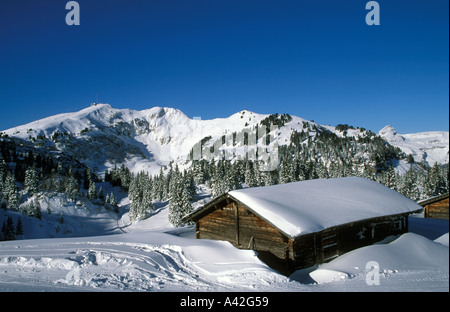 Vecchi chalets vicino alle piste di sci di Bretaye Villars Svizzera Chamossaire ski lift in background Foto Stock