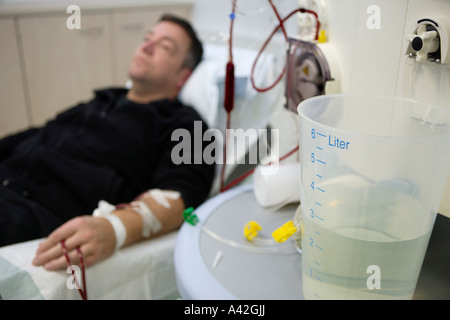 Il paziente durante il suo dialisi nel centro di dialisi in ospedale Dominikus Foto Stock
