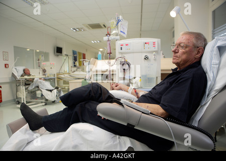 Il paziente durante il suo dialisi nel centro di dialisi in ospedale Dominikus Foto Stock