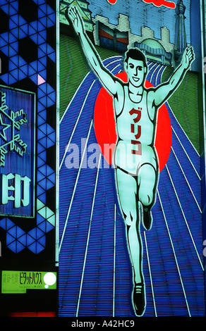 Uomo glico un famoso e ben noto icona un simbolo di Osaka s famoso quartiere Dotonbori insegna al neon Giappone Foto Stock