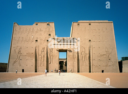 Ingresso massicci piloni presso il Tempio di Horus in Edfu, sul fiume Nilo, sono i meglio conservati in Egitto Foto Stock