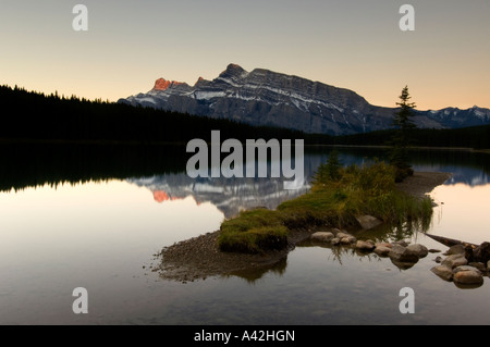 Mt Rundle riflessa in due Jack Lago all'alba, il Parco Nazionale di Banff, Alberta, Canada Foto Stock