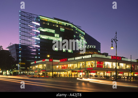 Berlin Charlottenburg kurfuerstendamm nuovo kranzlereck passaggio commerciale moderna architettura di vetro ai negozi di moda cafe kranzler Foto Stock