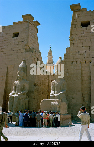 Due dei quattro originale di colossali statue di Ramses II grazia ancora l ingresso del grande tempio di Amon a Luxor Foto Stock