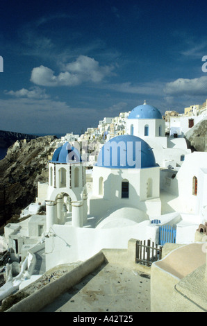 Villaggio di Oia sull isola di Thira,/Santorini, Mare Mediterraneo,appollaiato sulla cima delle scogliere alte Foto Stock