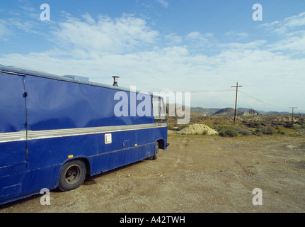 Un vecchio camper parcheggiato di fronte al deserto Tabernas Andalusia Spagna Foto Stock