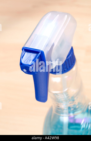 Dettaglio la bottiglia spray Pulitore detergente dettaglio Sprühflasche Reiniger Foto Stock