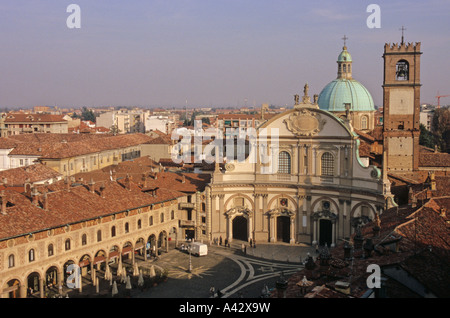 Sant Ambrogio Cattedrale e Piazza Ducale di Vigevano lombardia italia Foto Stock