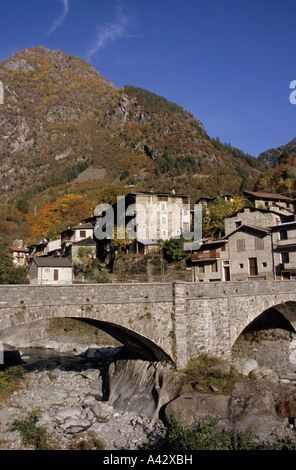 Un ponte di pietra sul nel villaggio di montagna di Cataeggio Val Masino valtellina sondrio lombardia italia Foto Stock
