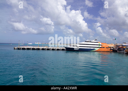 Cozumel ferry per Playa del Carmen traghetto al molo a Cozumel, Quintana Roo membro la penisola dello Yucatan Messico America Centrale Foto Stock