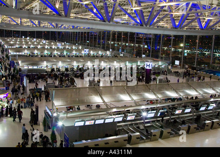 Occupato banchi per check in al Suvarnabhumi il nuovo aeroporto di Bangkok in Thailandia 2007 Foto Stock