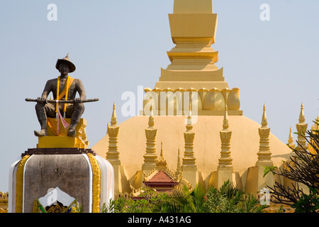 Statua di re Setthathirat nella parte anteriore del Wat That Luang Vientiane Laos Foto Stock