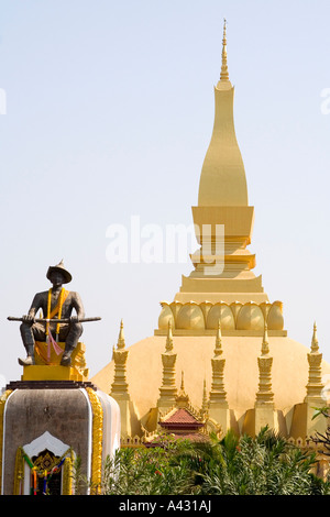 Statua di re Setthathirat nella parte anteriore del Wat That Luang Vientiane Laos Foto Stock