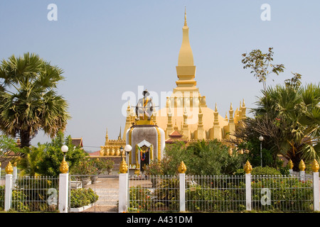 Statua di re Setthathirat nella parte anteriore del Wat That Luang Vientiane Laos Foto Stock