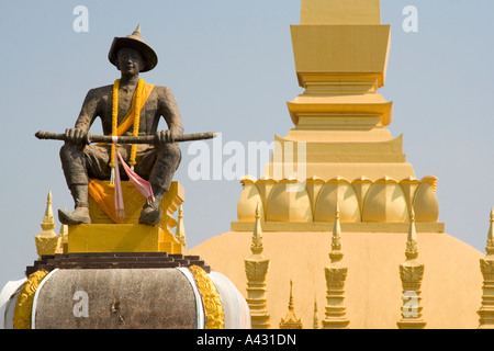 Statua di re Setthathirat nella parte anteriore del Wat That Luang Vientiane Laos Foto Stock