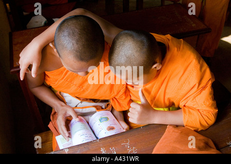 Il debuttante monaci studiare inglese al Wat Kang Scuola Vang Vieng Laos Foto Stock