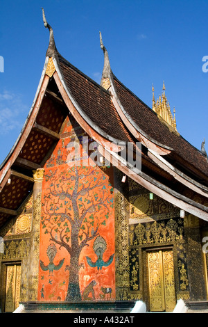 Albero della Vita Mosaico sulla Sim o incoronazione Hall Wat Xieng Thong Luang Prabang Laos Foto Stock