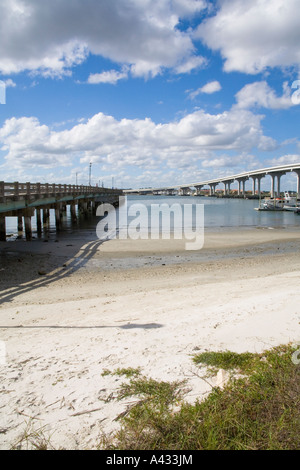 La pesca del molo e il ponte sul canale navigabile intracostiero, Vilano Beach, vicino a St. Augustine, Florida. Foto Stock