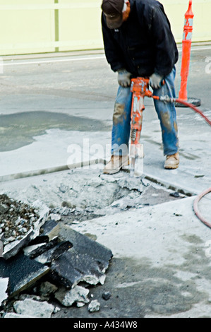 Uomo concreto jackhammering Foto Stock