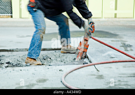 Uomo concreto jackhammering Foto Stock