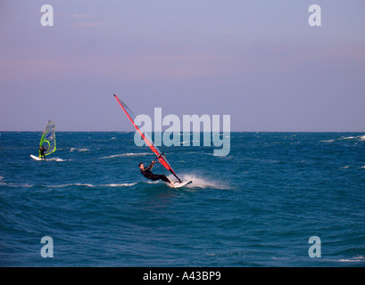 Gli appassionati di windsurf windsurf in riva al Mar Mediterraneo di Tel Aviv in Israele Foto Stock