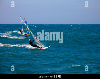 Gli appassionati di windsurf windsurf in riva al Mar Mediterraneo di Tel Aviv in Israele Foto Stock