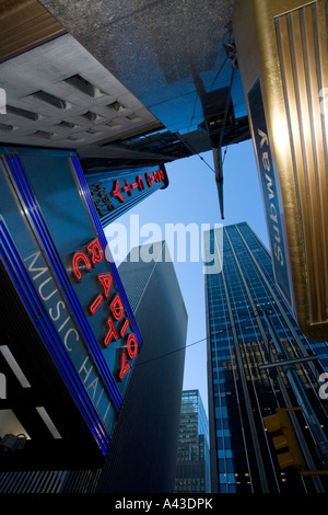 Insegne al neon e vista dei grattacieli circostanti al Radio City Music Hall manhattan new york Foto Stock