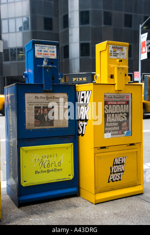 Saddam Hussein in primo piano nei quotidiani a news stands Foto Stock