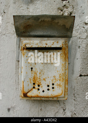 Il vecchio metallo arrugginito letterbox Foto Stock