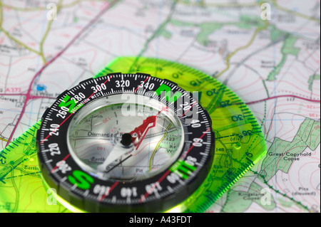 Una bussola di orienteering prevista su una mappa Foto Stock