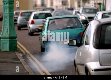 Un'auto consente di scorgare i fumi di scarico mentre guida nel traffico lungo il lungomare di Brighton nel Regno Unito Foto Stock